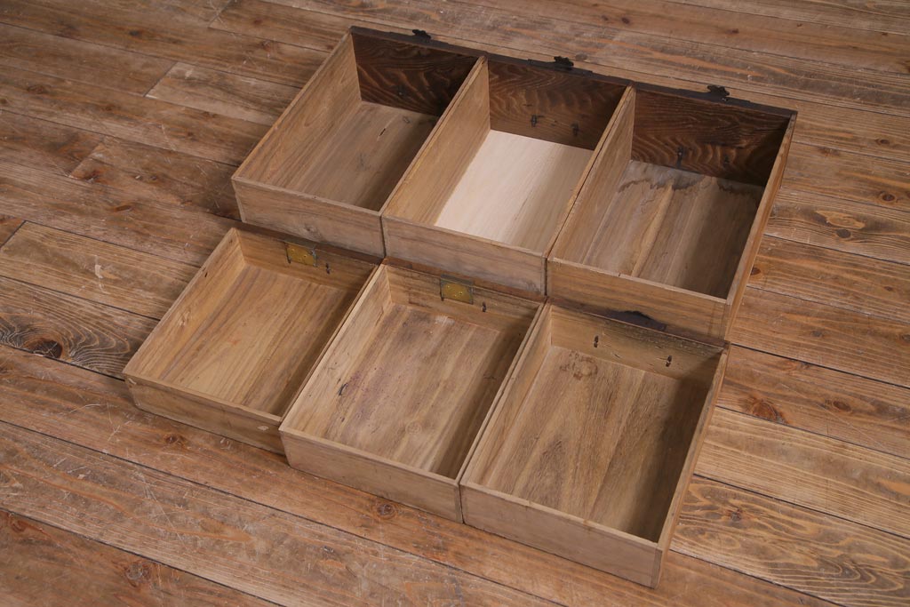 アンティーク家具　和製アンティーク　前面欅材　極太の框と珍しい金具が重厚感漂う二本松帳場箪笥(収納棚、戸棚、時代箪笥、二本松箪笥)