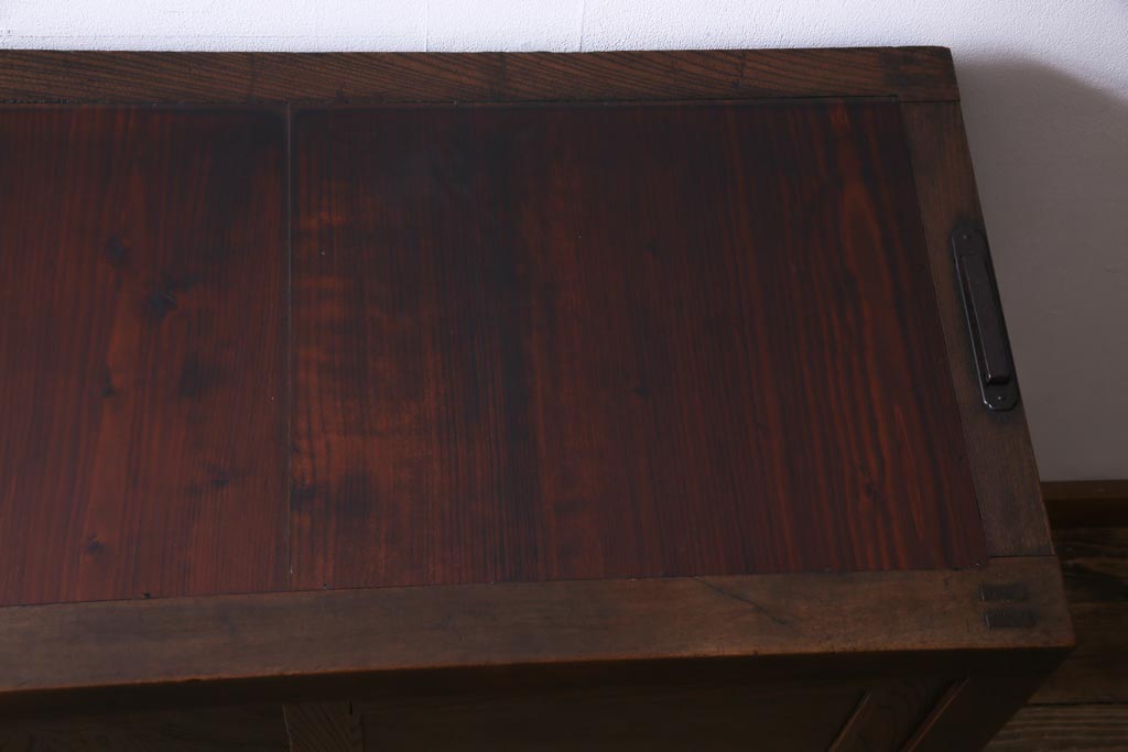 アンティーク家具　和製アンティーク　前面欅材　極太の框と珍しい金具が重厚感漂う二本松帳場箪笥(収納棚、戸棚、時代箪笥、二本松箪笥)