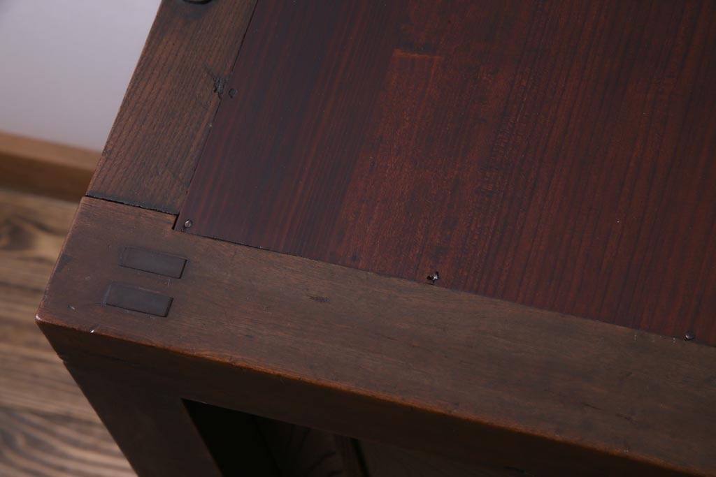 アンティーク家具　和製アンティーク　前面欅材　極太の框と珍しい金具が重厚感漂う二本松帳場箪笥(収納棚、戸棚、時代箪笥、二本松箪笥)