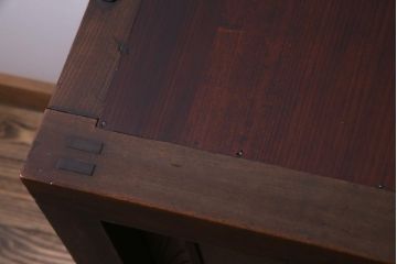 アンティーク家具　和製アンティーク　前面欅材　極太の框と珍しい金具が重厚感漂う二本松帳場箪笥(収納棚、戸棚、時代箪笥、二本松箪笥)