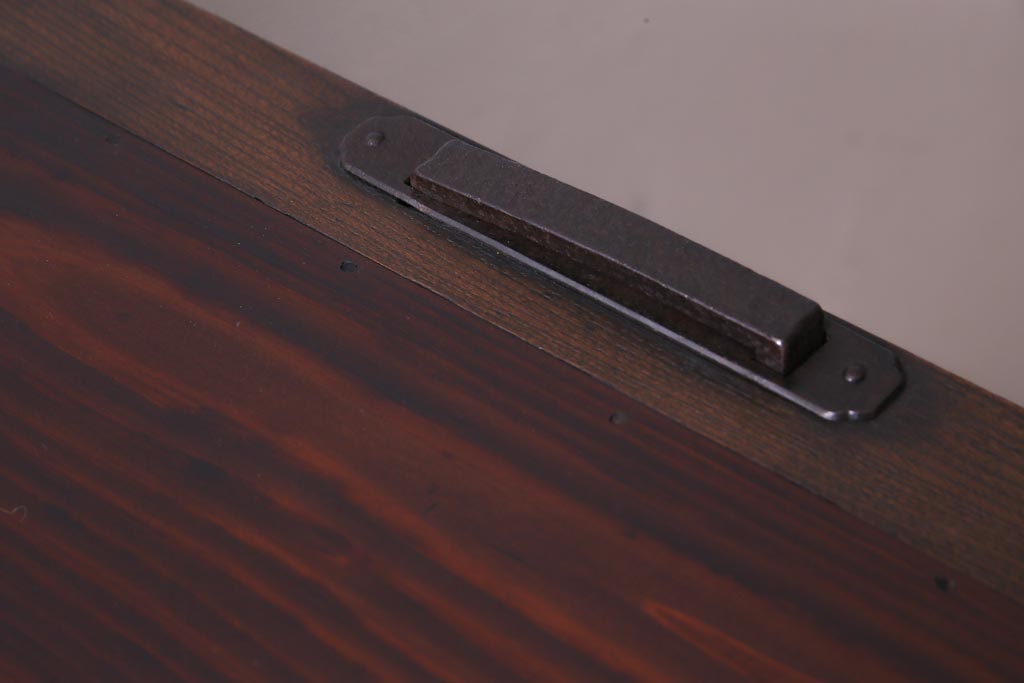 アンティーク家具　和製アンティーク　前面欅材　極太の框と珍しい金具が重厚感漂う二本松帳場箪笥(収納棚、戸棚、時代箪笥、二本松箪笥)