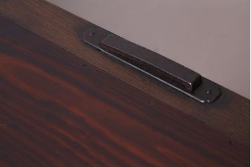 アンティーク家具　和製アンティーク　前面欅材　極太の框と珍しい金具が重厚感漂う二本松帳場箪笥(収納棚、戸棚、時代箪笥、二本松箪笥)