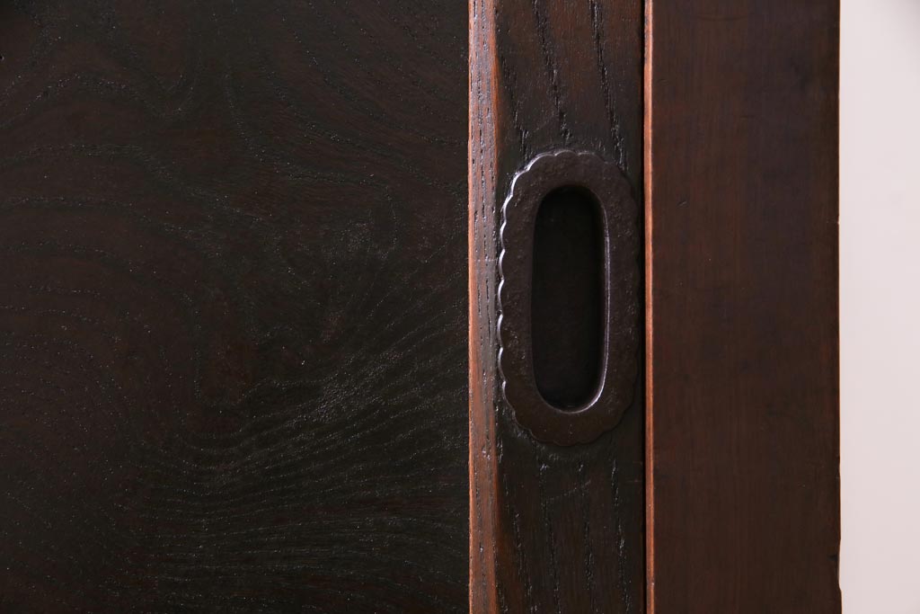 アンティーク家具　和製アンティーク　前面欅材　極太の框と珍しい金具が重厚感漂う二本松帳場箪笥(収納棚、戸棚、時代箪笥、二本松箪笥)