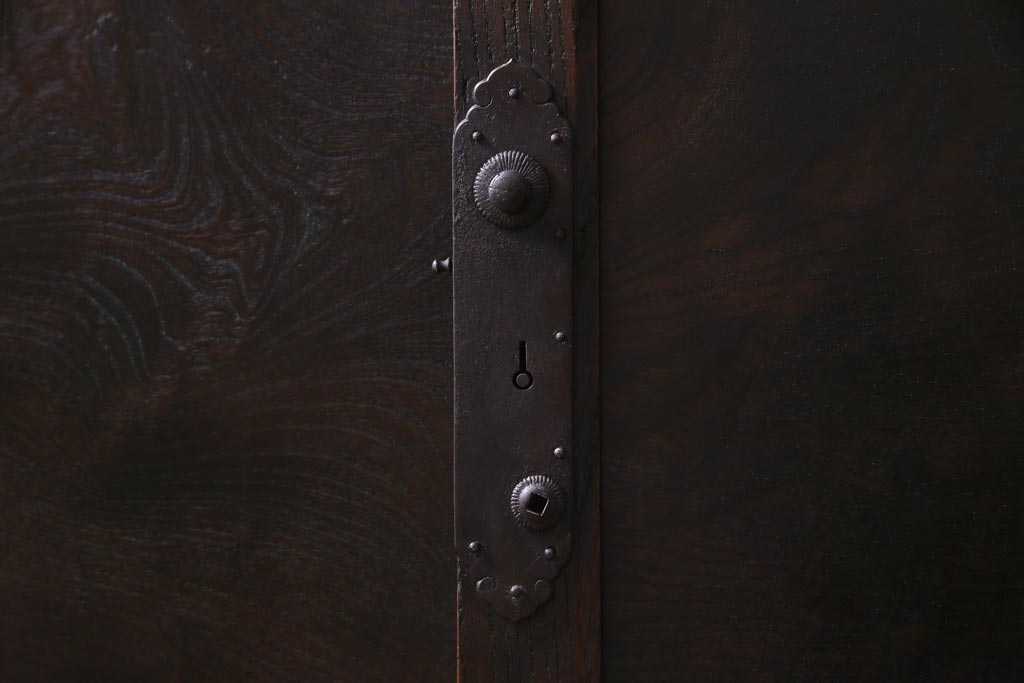 アンティーク家具　和製アンティーク　前面欅材　極太の框と珍しい金具が重厚感漂う二本松帳場箪笥(収納棚、戸棚、時代箪笥、二本松箪笥)