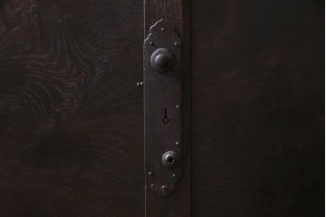 アンティーク家具　和製アンティーク　前面欅材　極太の框と珍しい金具が重厚感漂う二本松帳場箪笥(収納棚、戸棚、時代箪笥、二本松箪笥)