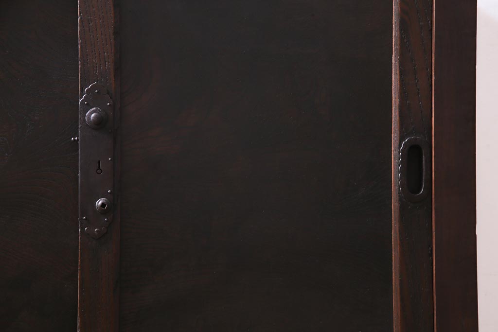 アンティーク家具　和製アンティーク　前面欅材　極太の框と珍しい金具が重厚感漂う二本松帳場箪笥(収納棚、戸棚、時代箪笥、二本松箪笥)