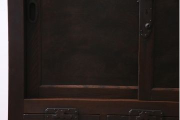 アンティーク家具　和製アンティーク　前面欅材　極太の框と珍しい金具が重厚感漂う二本松帳場箪笥(収納棚、戸棚、時代箪笥、二本松箪笥)