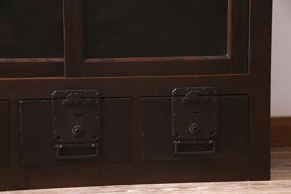 アンティーク家具　和製アンティーク　前面欅材　極太の框と珍しい金具が重厚感漂う二本松帳場箪笥(収納棚、戸棚、時代箪笥、二本松箪笥)