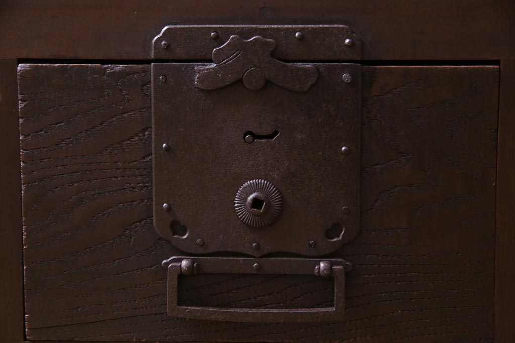 アンティーク家具　和製アンティーク　前面欅材　極太の框と珍しい金具が重厚感漂う二本松帳場箪笥(収納棚、戸棚、時代箪笥、二本松箪笥)