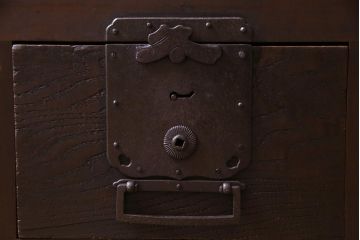 アンティーク家具　和製アンティーク　前面欅材　極太の框と珍しい金具が重厚感漂う二本松帳場箪笥(収納棚、戸棚、時代箪笥、二本松箪笥)