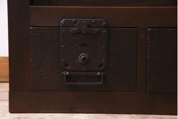 アンティーク家具　和製アンティーク　前面欅材　極太の框と珍しい金具が重厚感漂う二本松帳場箪笥(収納棚、戸棚、時代箪笥、二本松箪笥)