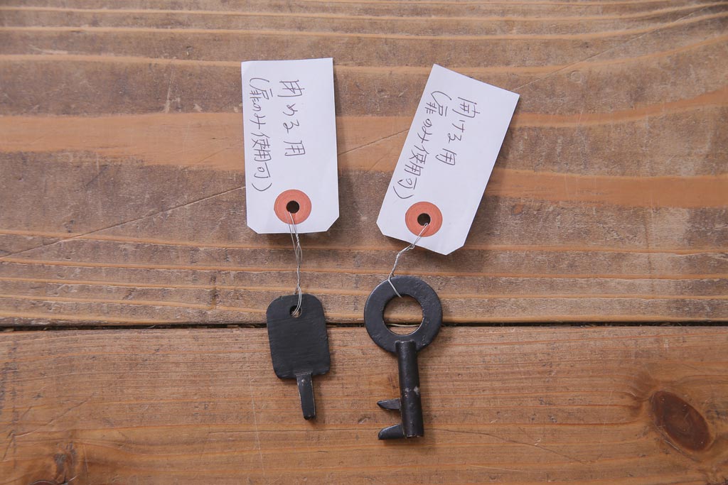 アンティーク家具　和製アンティーク　前面欅材　極太の框と珍しい金具が重厚感漂う二本松帳場箪笥(収納棚、戸棚、時代箪笥、二本松箪笥)