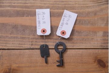 アンティーク家具　和製アンティーク　前面欅材　極太の框と珍しい金具が重厚感漂う二本松帳場箪笥(収納棚、戸棚、時代箪笥、二本松箪笥)