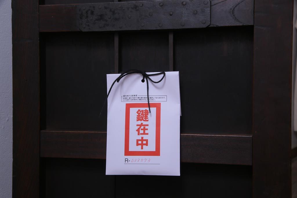 アンティーク家具　和製アンティーク　前面欅材　極太の框と珍しい金具が重厚感漂う二本松帳場箪笥(収納棚、戸棚、時代箪笥、二本松箪笥)