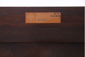 中古　松本民芸家具　洋の雰囲気を感じるA型面取書棚(ブックケース、本箱、キャビネット)(定価約44万7000円)(1)