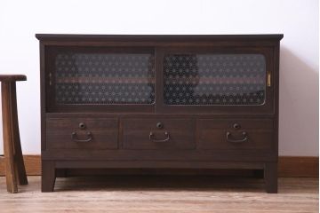 レトロ家具　和製アンティーク　レトロでかわいらしいガラスがポイントのリメイク戸棚(ローボード)
