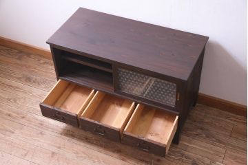 レトロ家具　和製アンティーク　レトロでかわいらしいガラスがポイントのリメイク戸棚(ローボード)