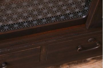 レトロ家具　和製アンティーク　レトロでかわいらしいガラスがポイントのリメイク戸棚(ローボード)