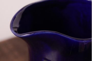 アンティーク雑貨　イギリスビンテージ　ELLGREAVE POTTERY(エルグリーブ・ポタリー)　濃い青色が目を引くジャグ(ピッチャー、水差し、洋食器)