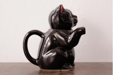 イギリス　ユニークで可愛らしい猫型ティーポット(茶器)