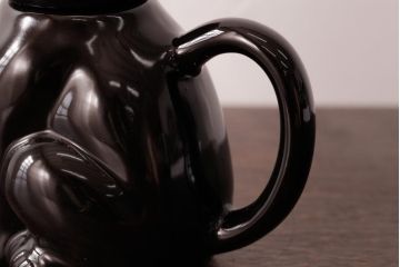 イギリス　ユニークで可愛らしい猫型ティーポット(茶器)