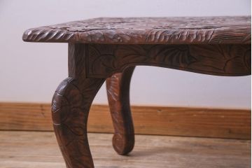 中古　伝統工芸　日光彫り　あふれるような草花の彫りが華やかなセンターテーブル(サイドテーブル、花台)