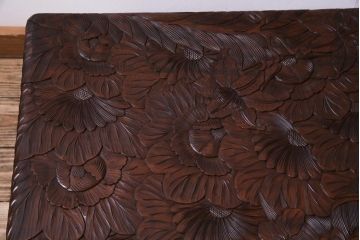 中古　伝統工芸　日光彫り　あふれるような草花の彫りが華やかなセンターテーブル(サイドテーブル、花台)
