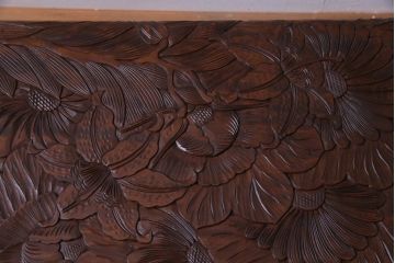 中古　伝統工芸　日光彫り　あふれるような草花の彫りが華やかなセンターテーブル(サイドテーブル、花台)