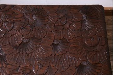 中古　伝統工芸　日光彫り　あふれるような草花の彫りが華やかなセンターテーブル(サイドテーブル、花台)