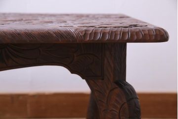 中古　伝統工芸　日光彫り　あふれるような草花の彫りが華やかなセンターテーブル(サイドテーブル、花台)