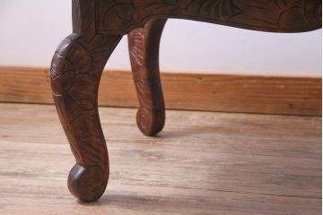 中古　伝統工芸　日光彫り　あふれるような草花の彫りが華やかなセンターテーブル(サイドテーブル、花台)