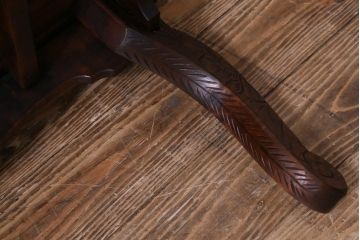 中古　伝統工芸　日光彫り　あふれるような草花の彫りが華やかなセンターテーブル(サイドテーブル、花台)