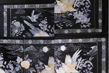 中古　韓国　螺鈿細工　高級品　華やかな意匠が存在感を放つ飾り棚(収納棚)(定価約80万円)