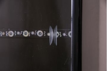 中古　韓国　螺鈿細工　高級品　華やかな意匠が存在感を放つ飾り棚(収納棚)(定価約80万円)