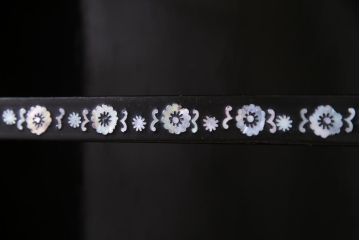 中古　韓国　螺鈿細工　高級品　華やかな意匠が存在感を放つ飾り棚(収納棚)(定価約80万円)