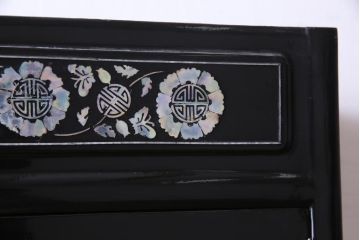 中古　韓国　螺鈿細工　高級品　華やかな意匠が存在感を放つ飾り棚(収納棚)(定価約80万円)