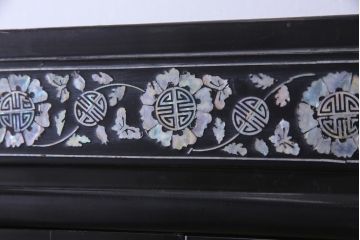中古　韓国　螺鈿細工　高級品　華やかな意匠が存在感を放つ飾り棚(収納棚)(定価約80万円)