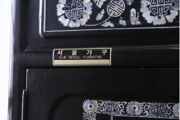 中古　韓国　螺鈿細工　高級品　華やかな意匠が存在感を放つ飾り棚(収納棚)(定価約80万円)