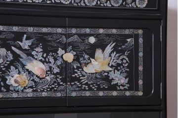 中古　韓国　螺鈿細工　高級品　華やかな意匠が存在感を放つ飾り棚(収納棚)(定価約80万円)