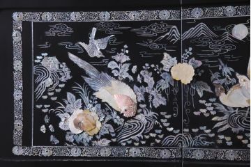 中古　韓国　螺鈿細工　高級品　華やかな意匠が存在感を放つ飾り棚(収納棚)(定価約80万円)