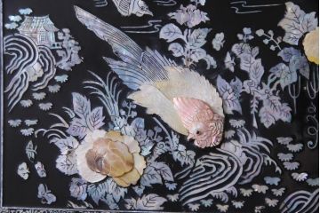 中古　韓国　螺鈿細工　高級品　華やかな意匠が存在感を放つ飾り棚(収納棚)(定価約80万円)
