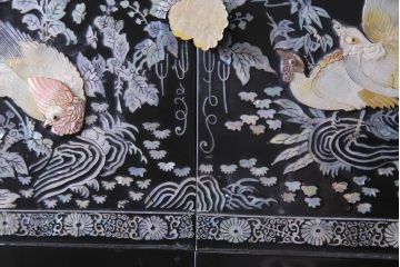 中古　韓国　螺鈿細工　高級品　華やかな意匠が存在感を放つ飾り棚(収納棚)(定価約80万円)