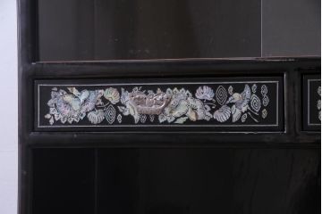 中古　韓国　螺鈿細工　高級品　華やかな意匠が存在感を放つ飾り棚(収納棚)(定価約80万円)