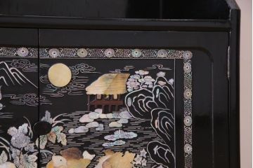 中古　韓国　螺鈿細工　高級品　華やかな意匠が存在感を放つ飾り棚(収納棚)(定価約80万円)