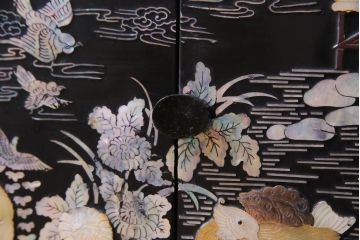 中古　韓国　螺鈿細工　高級品　華やかな意匠が存在感を放つ飾り棚(収納棚)(定価約80万円)