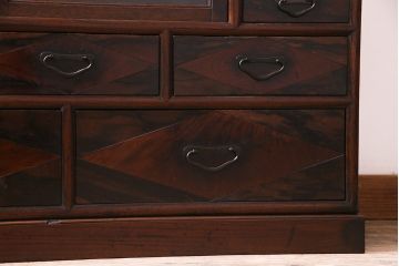 アンティーク家具　和製アンティーク　上手物!　ケヤキ・黒柿材　引き出しのデザインが珍しい戸棚(茶箪笥、収納棚)