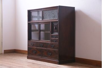 アンティーク家具　和製アンティーク　上手物!　ケヤキ・黒柿材　引き出しのデザインが珍しい戸棚(茶箪笥、収納棚)