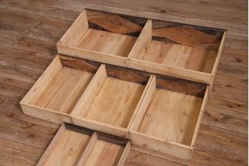 アンティーク家具　和製アンティーク　上手物!　ケヤキ・黒柿材　引き出しのデザインが珍しい戸棚(茶箪笥、収納棚)
