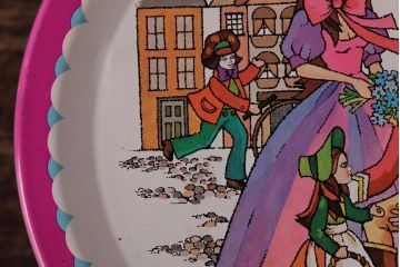 アンティーク雑貨　イギリスビンテージ　ビビットな色合いが可愛らしいティン缶(ブリキ缶、ビスケット缶)