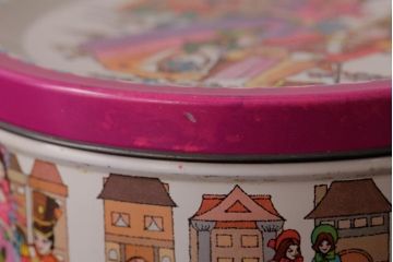 アンティーク雑貨　イギリスビンテージ　ビビットな色合いが可愛らしいティン缶(ブリキ缶、ビスケット缶)